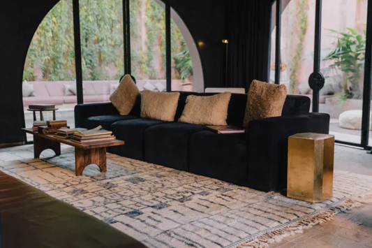 Comment intégrer un tapis berbère dans une décoration moderne ?